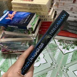 Câu chuyện nghĩa địa" (The Graveyard Book) của tác giả Neil Gaiman 999111