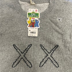 Áo Kaws x Uniqlo Sweatshirt 992