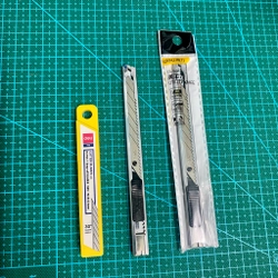 Dao rọc giấy mini Deli đầu nhọn 30 độ màu kim loại chính hãng 507509