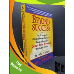 (TẶNG BOOKMARK) Beyond Success the 15 secrets to effective leadership and life based on legendary Coach John Wooden's pyramid of success Brian D.Brio 1997 mới 70% ố nặng bẩn bìa RBK0806 kinh doanh