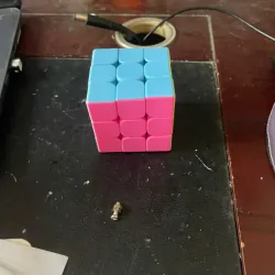 Rubik cho bé rèn luyện chí thông minh, tư duy tốt hơn 1040616