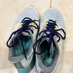 Giày thể thao hiệu NIKE 385790