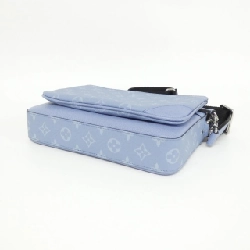 Túi messenger Louis Vuitton Taiga Lama Trio M14069 614693