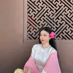 Áo dài đính hột ngay cổ