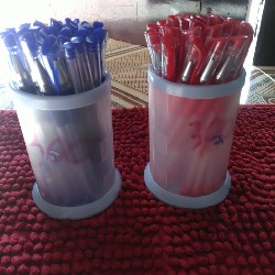Bút bi mực nước màu xanh, đỏ giá 30k 10 cây bút 14279