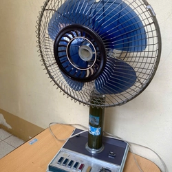 Quạt lửng Toshiba thân đế gang sắt ,6 phím 1 đồng hồ có số ngủ ,nặng 6,6kg .