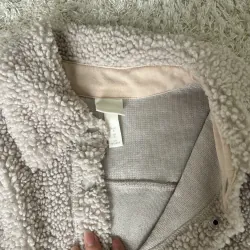 Áo khoác lông cừu HM chính hãng size Xs màu be thanh lịch 937297