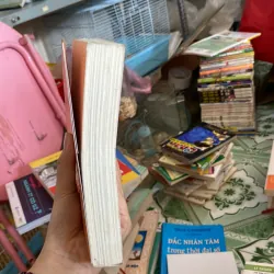 Nghề Tay Trái: 100 Cách Kiếm Tiền Thời Bão Giá" của tác giả Chris Guillebeau.  800498