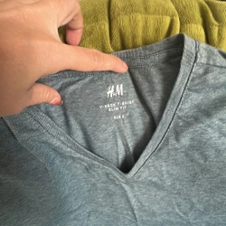 Áo thun HM cổ chữ V size S mặc 1 lần 379461