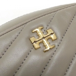 【Sản phẩm mới】Túi đeo chéo KIRA CHEVRON CAMERA BAG 152353 của Tory Burch 613511