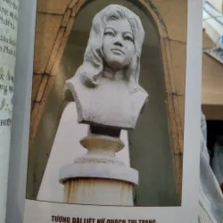 cuốn sách tập thơ nhạc tưởng niệm nữ sinh Quách Thị Trang.
Tên sách: Em là vì sao sáng  997460