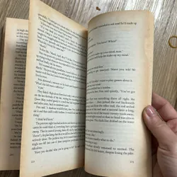 Sách ngoại văn- The other side of the bridge 568733