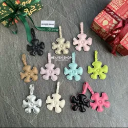 Túi đeo chéo mini màu đen kèm 2 hoa da màu trắng và xanh cốm 977864