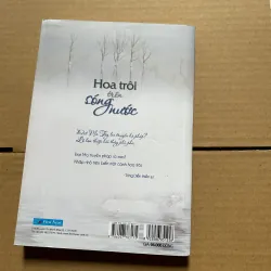 Hoa trôi trên sóng nước (ướt bìa) 1032764