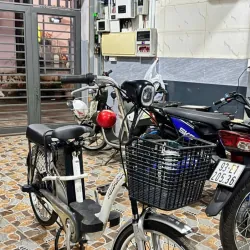 Xe đạp điện thể thao có giỏ đựng hàng kiểu dáng trẻ trung