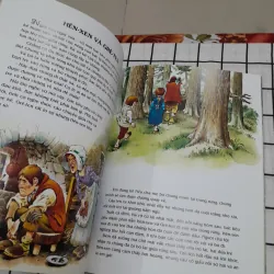 2 quyển truyện cổ tích màu khổ lớn: CÔ BÉ QUÀNG KHĂN ĐỎ & BẠCH TUYẾT VÀ 7 CHÚ LÙN. 995825