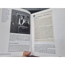 THE HISTORY OF COUNTRY MUSIC : THE MUSIC LIBRARY - STUART A. KALLEN 120421