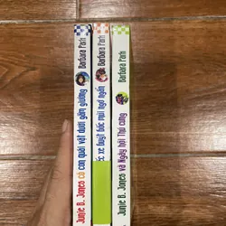 Junie B.Jones và ngày hội thú cưng.  Junie B.Jones và chiếc xe buýt bốc mùi ngớ ngẩn ..(6 715359