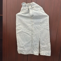 Chân váy jean có xẻ