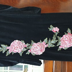 Đầm nhung đen đính hoa