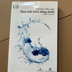 Hoa trôi trên sóng nước (sách ướt)