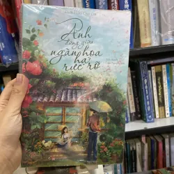 Anh đứng giữa ngàn hoa hạ rực rỡ