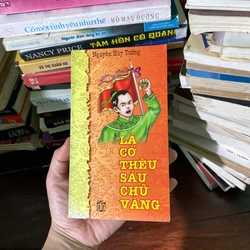 Lá Cờ Thêu Sáu Chữ Vàng