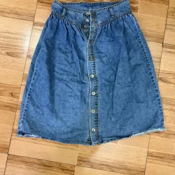 Chân vây jean xoè 3 cúc