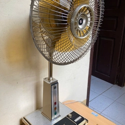 Quạt đứng Mitsubishi nắp lật phím cảm ứng có đèn cánh 30 màu vàng cát .100v 470648