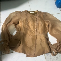 Áo nâu tay phồng sz M / 25k