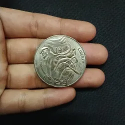 Đồng xu có hình một con chó bull đội mũ và ngậm xì gà. 756504