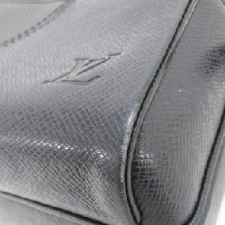 Túi đeo chéo ngoài trời Louis Vuitton Taiga (Mẫu V) PM M30703 612115