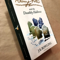 Harry Potter and the Deathly Hallows (TieHarry Potter và bảo bối tử thần) (Bản tiếng Anh)