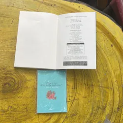 TUỔI TRẺ ĐÁNG GIÁ BAO NHIÊU- ROSIE NGUYỄN KÈM NOTEBOOOK 704313