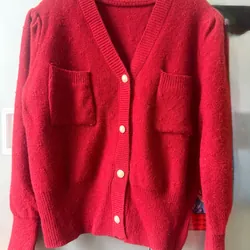 Áo len đỏ cổ tim