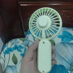 Quạt tích điện mini còn mới pin cầm lâu 1023225