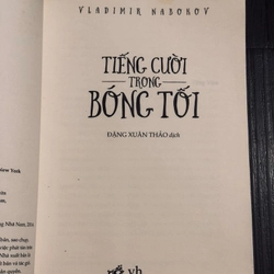 Tiếng cười trong bóng tối 524183