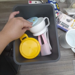 Hộp nhựa có nắp + dụng cụ ăn dặm cho bé