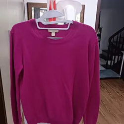 Áo len cổ tròn hãng Burberry, size S, màu hồng cánh sen, còn mới 95%. 681925