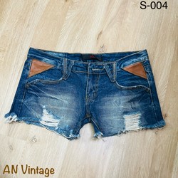 Short jean S-004. Màu xanh jeans. Hiệu AFD. Size M. Eo 80cm. Dài 31cm. Ống 26cm. Mới 99%