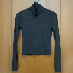 Áo thun cổ lọ Zara dáng crop phù hợp dưới 48kg