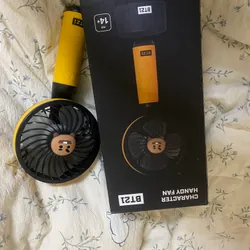 Quạt cầm tay Bt21 Shocky ver 1 tặng kèm dây đeo, nguyên hộp 590832