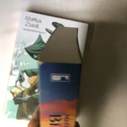 Sách của tác giả Markus Zusak: Người đưa tin bí ẩn & Kẻ trộm sách 926969