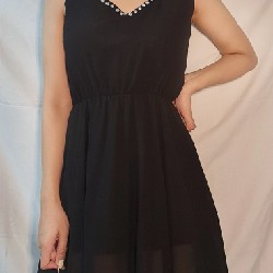 Đầm đen dạo phố đính hạt