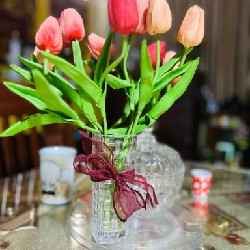 Bình hoa tulips để bàn trang trí decor 13182