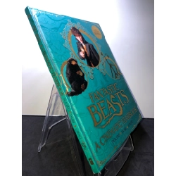 Fantastic Beasts A Cinematic Yearbook BÌA CỨNG mới 85% bẩn nhẹ HPB2707 NGOẠI VĂN