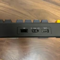 Phụ kiện sạc và bàn phím cơ kiểu dáng hiện đại, màu sắc đen vàng 721061