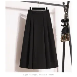 Trang phục nữ Áo khoác blazer đen và Quần dáng rộng 928711