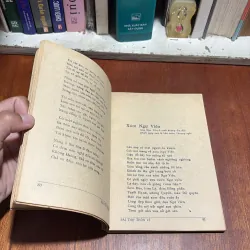 II Tựa sách: Bài Thơ Thôn Vĩ _ Thơ Viết Về Huế Trước 1945 - Nhiều tác giả nổi tiếng - 1987 433359