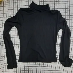 Áo thun cổ lọ Zara dáng crop phù hợp dưới 48kg 974011